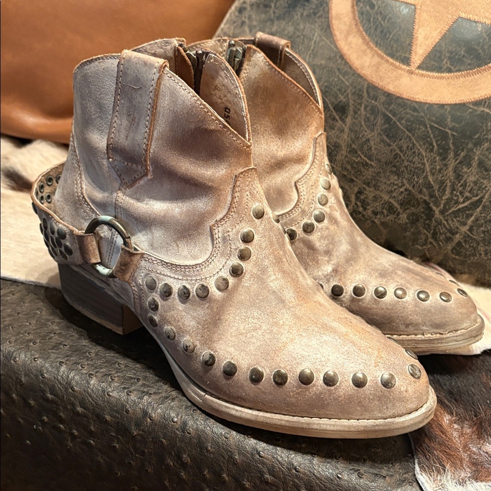 CIRCLE G WOMEN'S HARNESS & STUDS BOOTIES - ROUND TOE - Picture 8 of 14